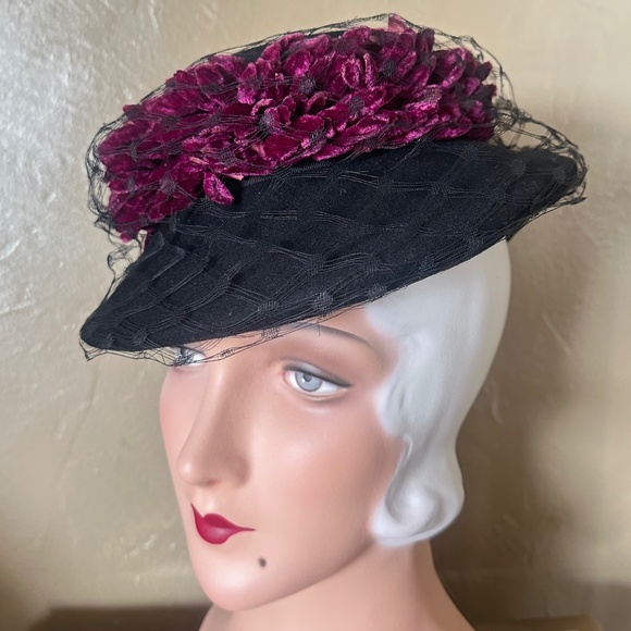 BEAUTIFUL 1940s\' BLACK FELT TILT HAT + BURGUNDY FABRIC \